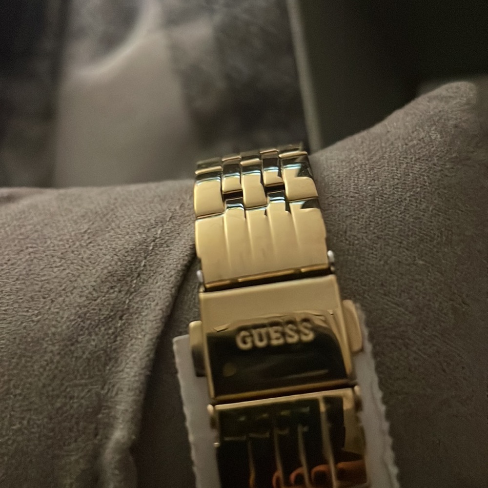 Brand new Guess watch - Picture 3 of 3